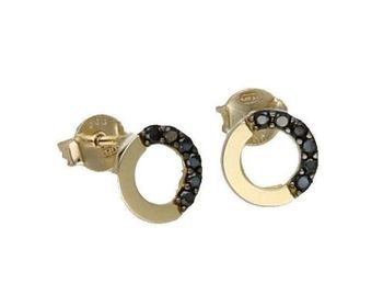 Złote kolczyki celebrytki przy uchu z czarnymi kamieniamisds.jpg